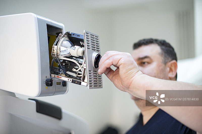 技术员正在维修手术显微镜图片素材