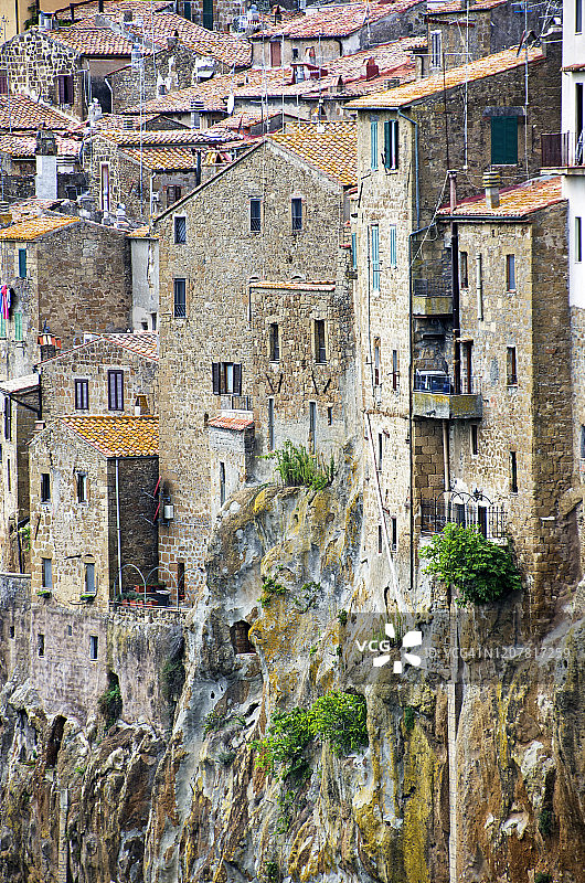 壮观的皮蒂利亚诺中世纪围墙城镇图片素材