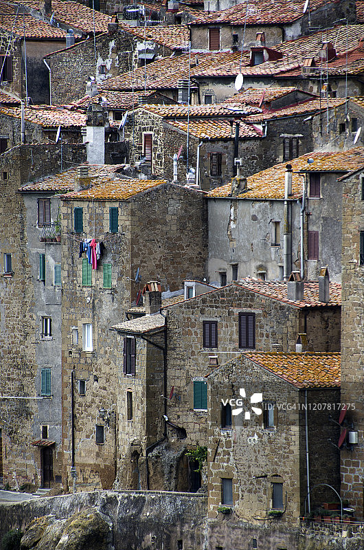 壮观的皮蒂利亚诺中世纪围墙城镇图片素材