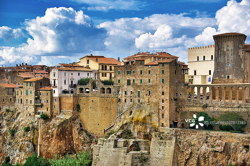 壮观的皮蒂利亚诺中世纪围墙城镇图片素材