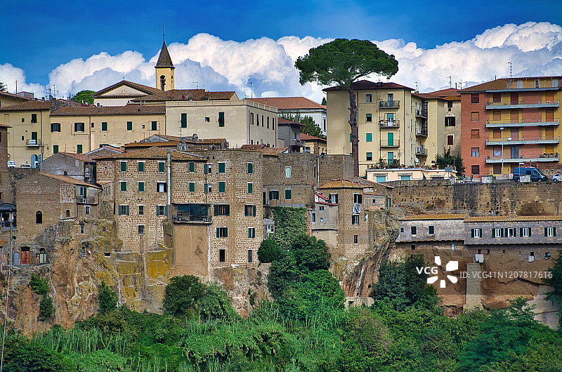 壮观的皮蒂利亚诺中世纪围墙城镇图片素材