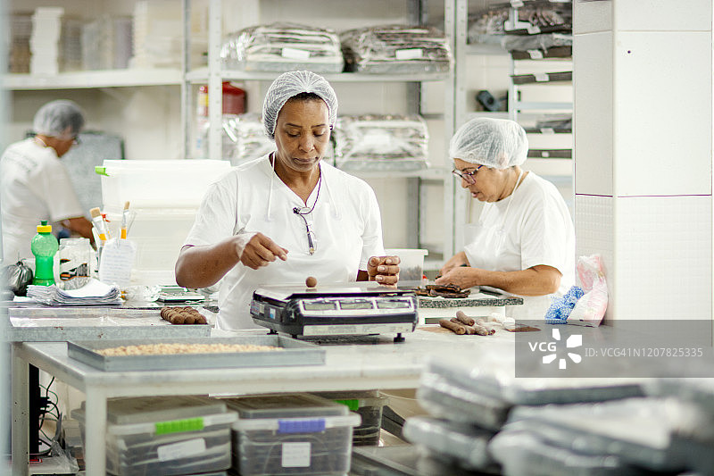 女人在巧克力工厂准备巧克力图片素材