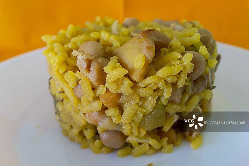 地中海美食：鹰嘴豆鱿鱼饭图片素材