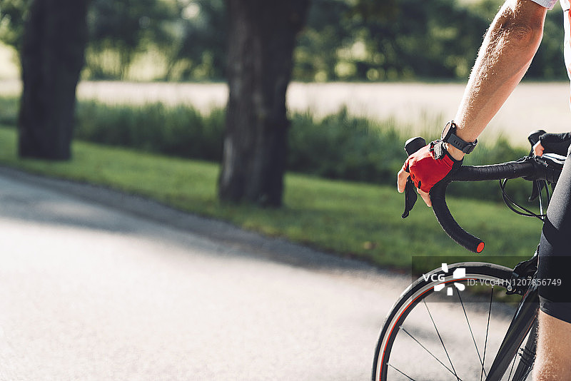 扶着自行车的自行车手 - 留白图片素材