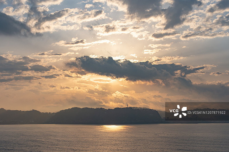 日本神奈川县海滩上的清晨阳光图片素材