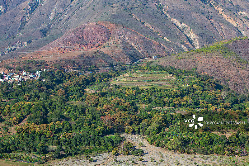 云南省哀牢山山谷风光图片素材