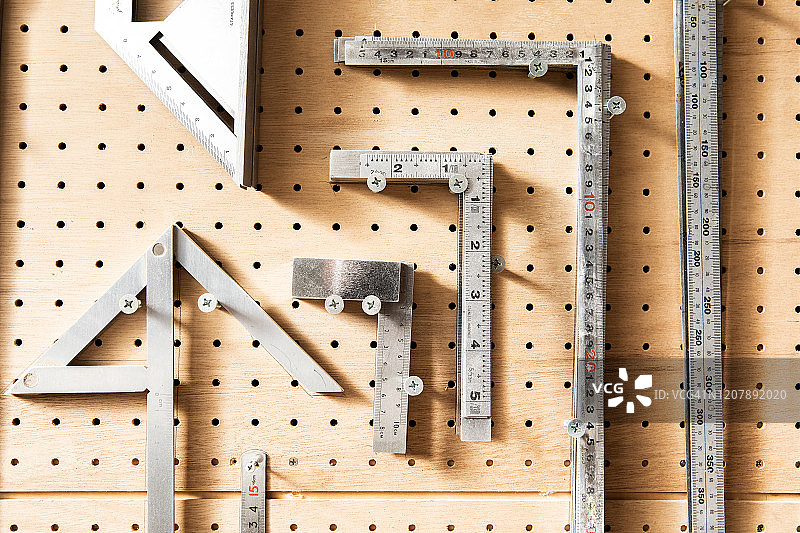 挂在墙上的各种类型的尺子图片素材