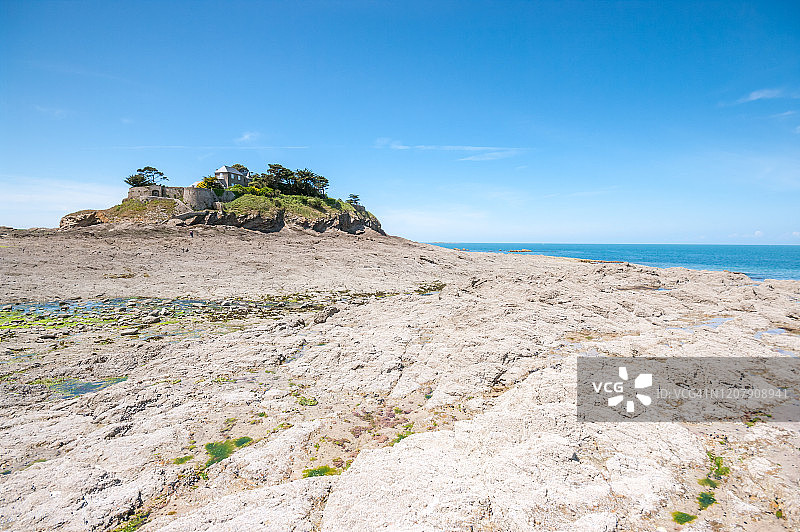 阳光明媚时圣科伦的岩石和Fort Du Guesclin海景图片素材