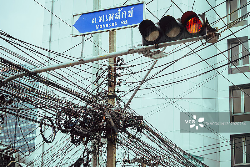 交通信号灯、交通标志和通讯线路图片素材