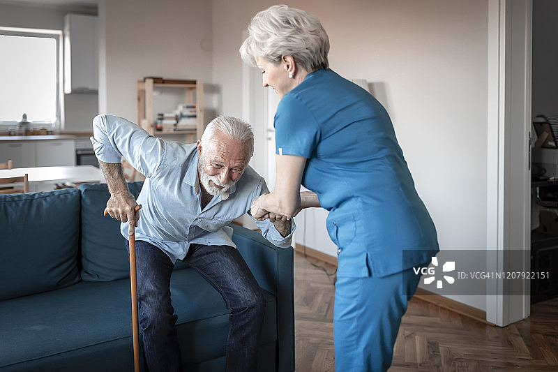 女护士扶着老人走路图片素材