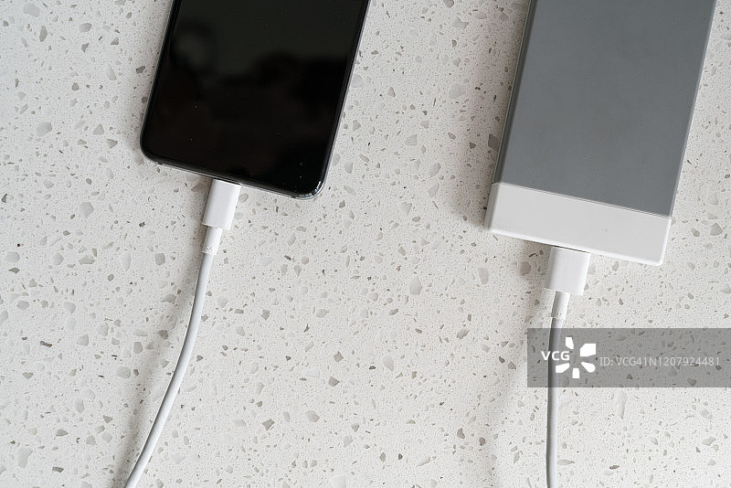 手机充电特写图片素材