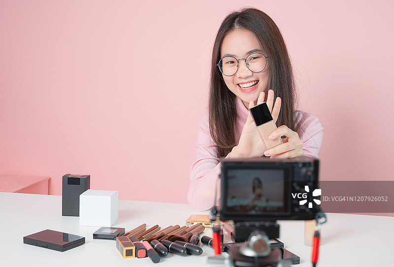 亚洲女性美妆博主直播化妆教程视频图片素材