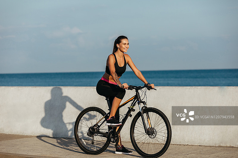 清晨骑行图片素材