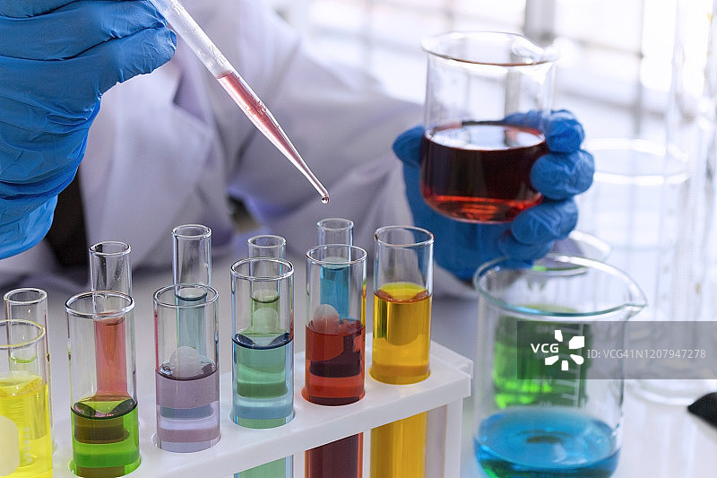 实验室概念：科学家用滴管转移化学试剂图片素材