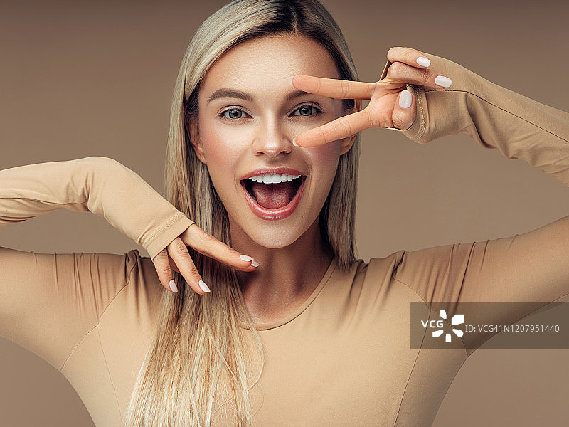 年轻漂亮的女孩图片素材