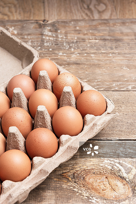 木桌上的开放式鸡蛋盒图片素材