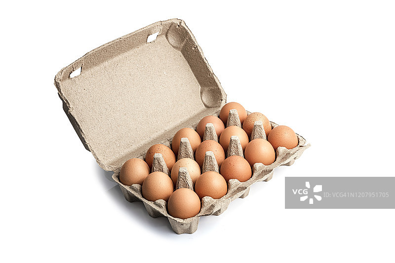 白色背景中的鸡蛋盒里的棕色鸡蛋图片素材