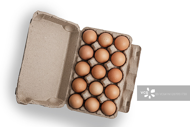 白色背景鸡蛋盒中的棕色鸡蛋俯视图图片素材