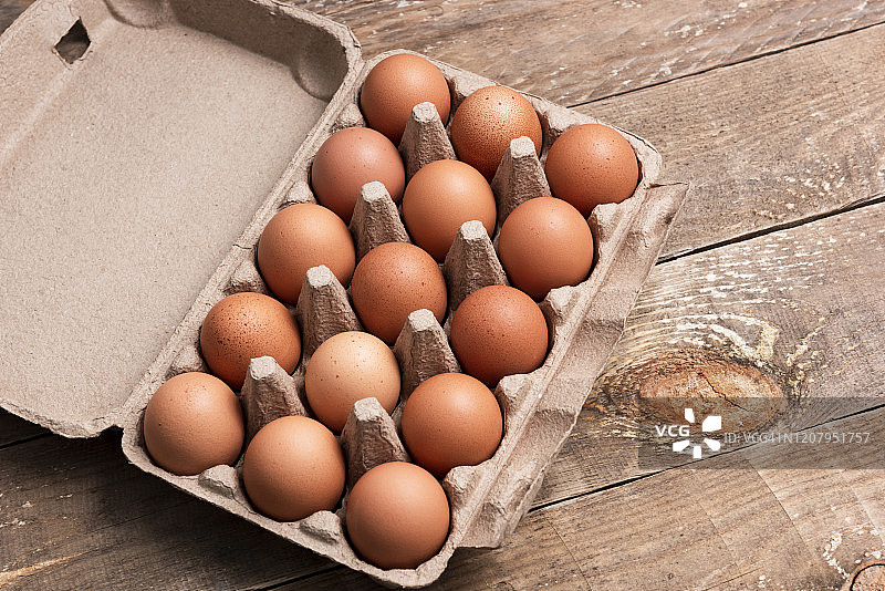 木桌上的开放式鸡蛋盒图片素材