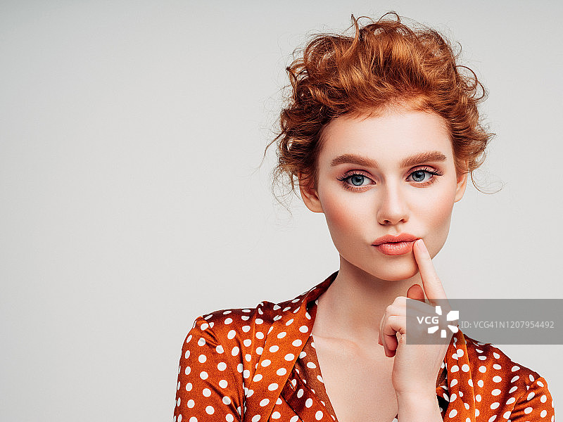 拥有红色头发的年轻女子图片素材