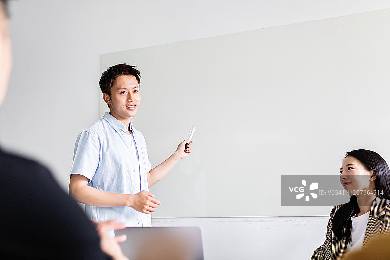 商人在办公室向合作伙伴介绍新项目图片素材