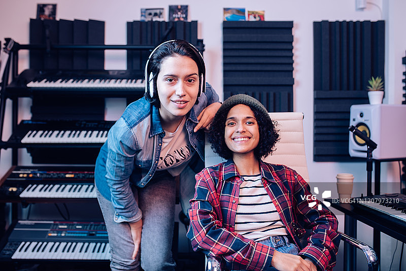 录音棚里的两位女音乐家图片素材