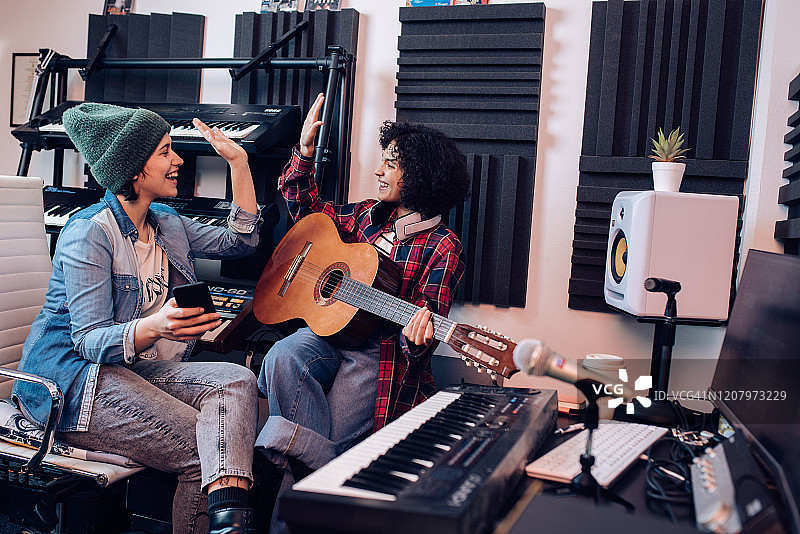 两名女音乐家庆祝新歌创作图片素材