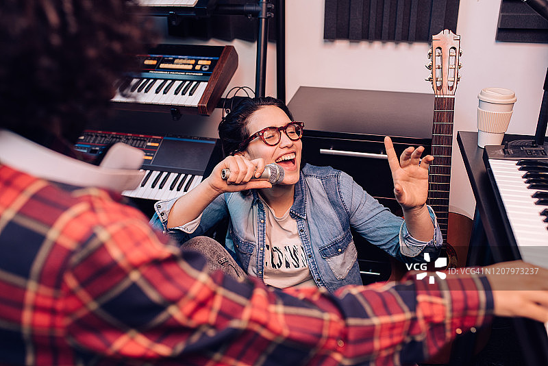 歌手和乐队朋友在录音室录制新歌图片素材