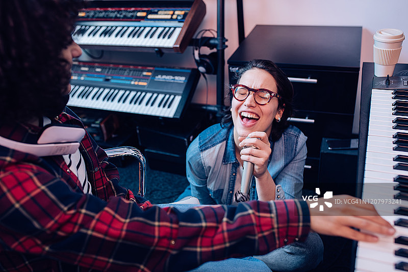 在录音棚中创作音乐的过程图片素材