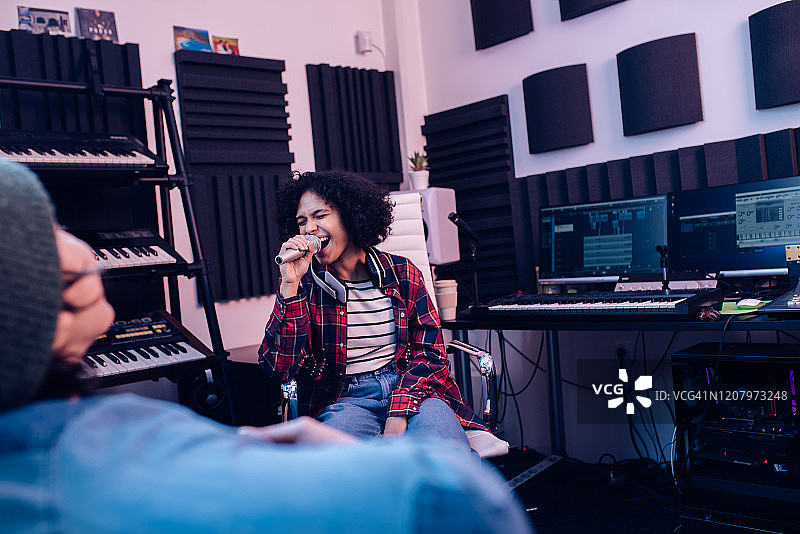 女子乐队录制新歌图片素材