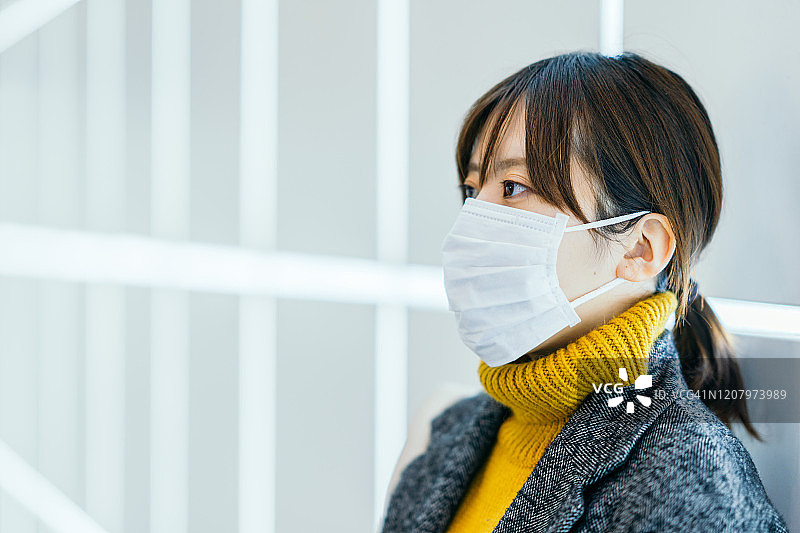 戴口罩的年轻女人的肖像图片素材