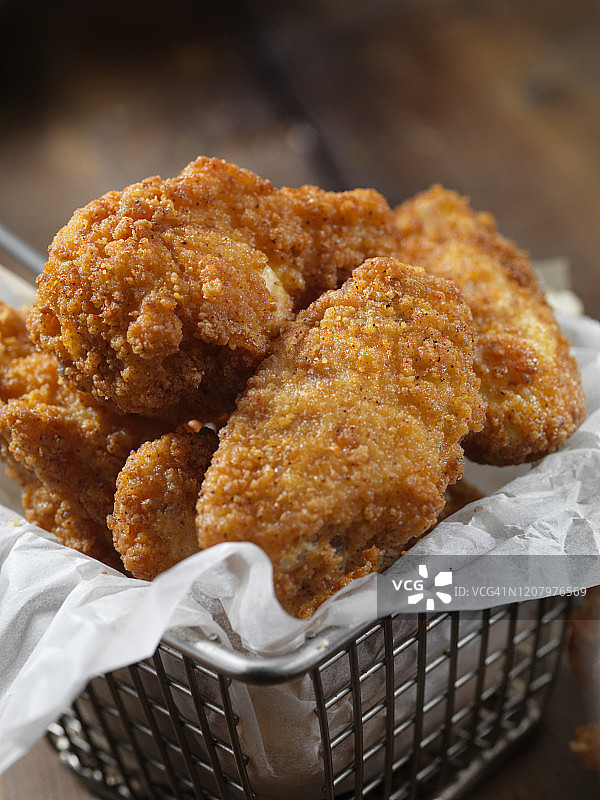 香辣水牛城鸡翅配蘸酱图片素材