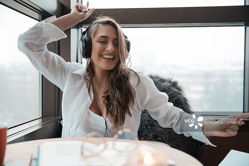 女孩欣赏音乐图片素材