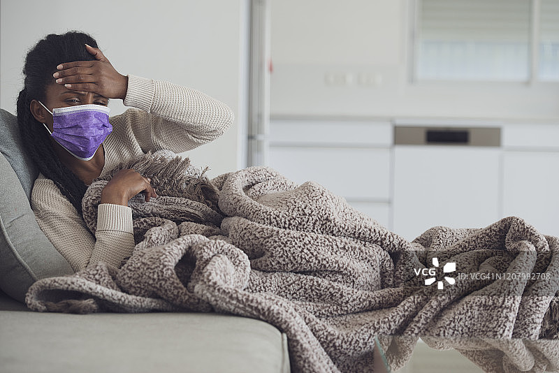 女人检查发烧图片素材