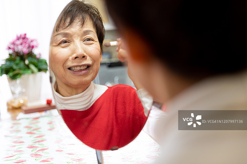 年长的女人早上起床准备图片素材