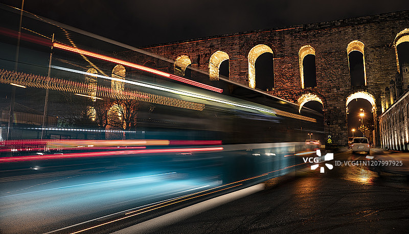 穿过伊斯坦布尔博兹多安水道的巴士图片素材