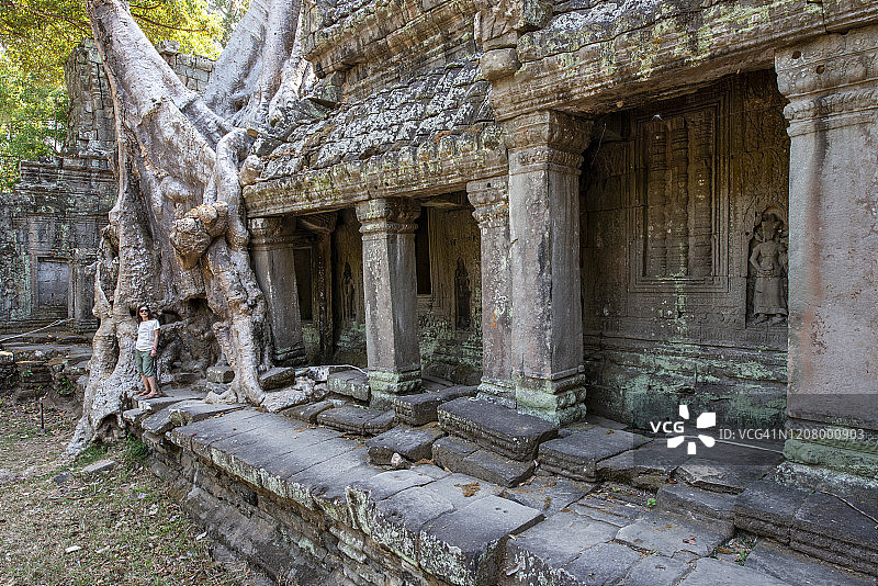 年轻女子探索柬埔寨吴哥 Preah Khan 寺庙遗址图片素材