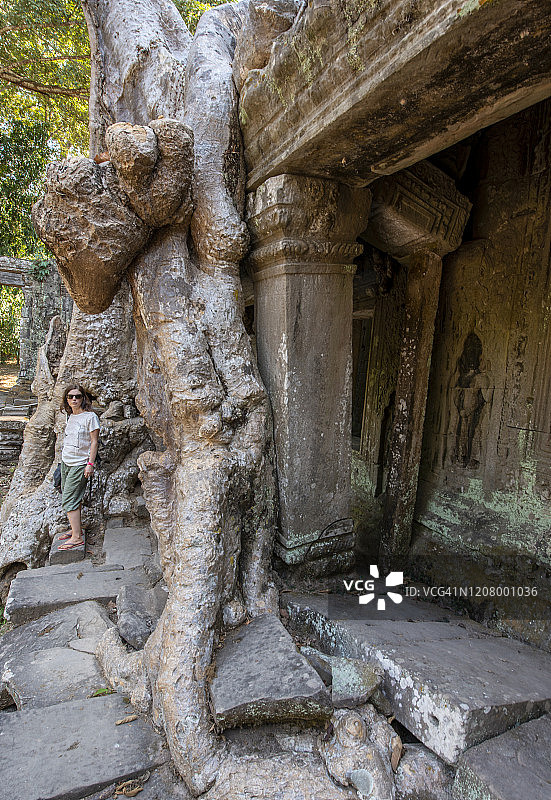 年轻女子探索柬埔寨吴哥 Preah Khan 寺庙遗址图片素材
