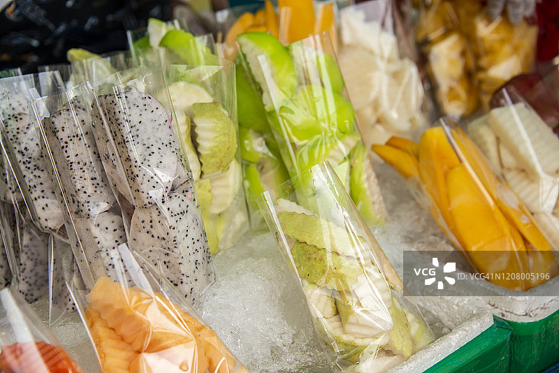 冰桶里的水果：泰国街头食品图片素材