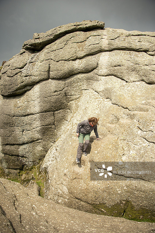 在英国达特穆尔海托岩石上的女人图片素材