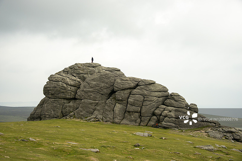 女人站在英国达特穆尔海托岩上图片素材