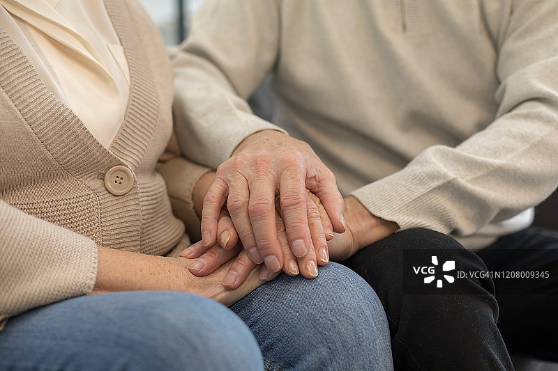 男人在家中触摸年长的女人图片素材