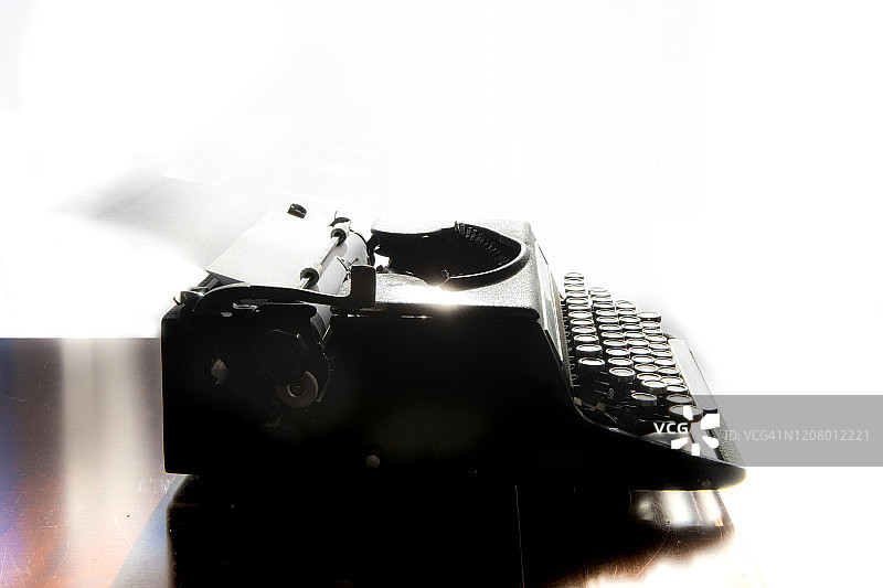 现代作家使用的老式打字机图片素材