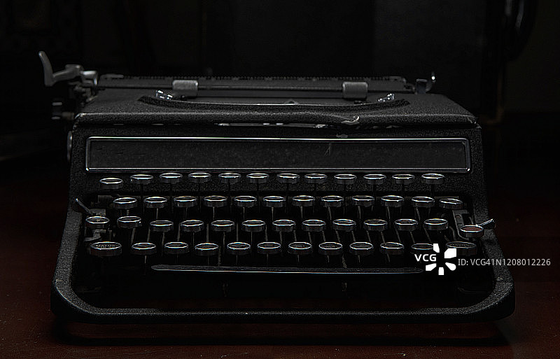 现代作家使用的老式打字机图片素材