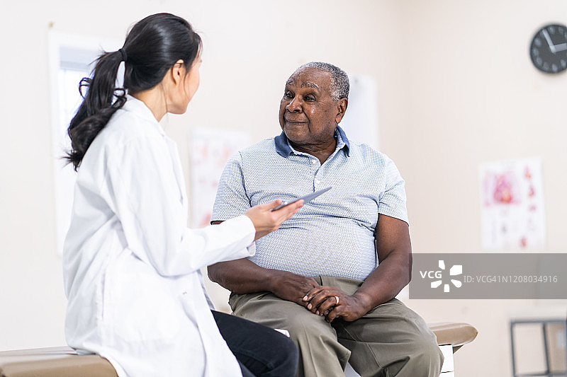 非洲裔美国老人拜访女医生图片素材