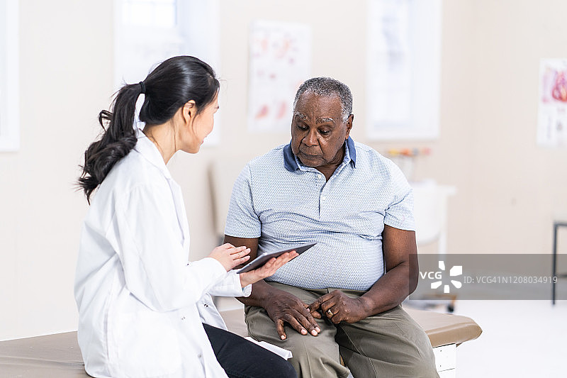 非洲裔美国老人拜访女医生图片素材