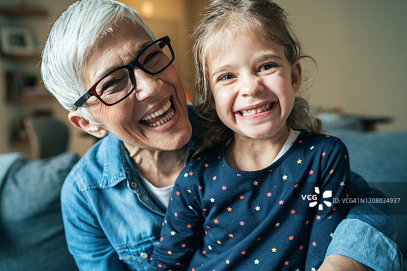 祖母和孙女的肖像图片素材