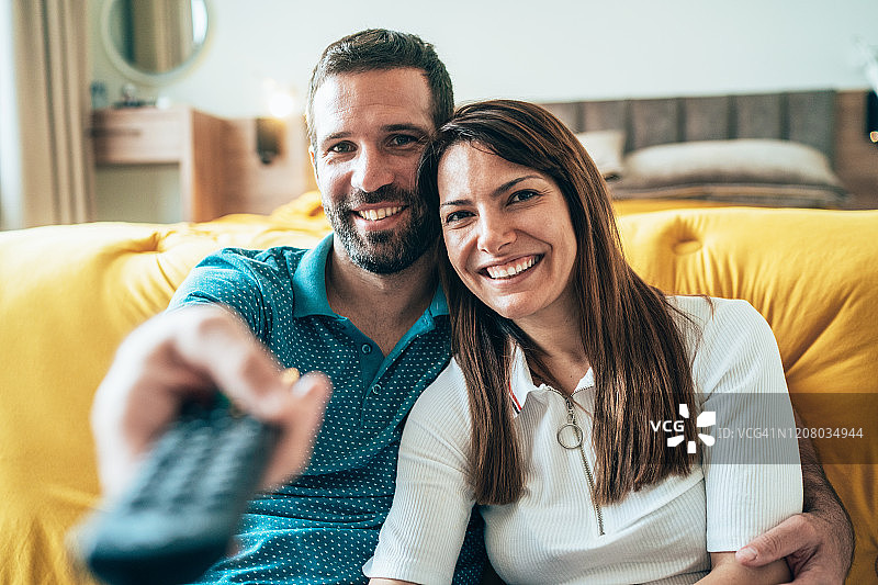 幸福情侣在看电视图片素材