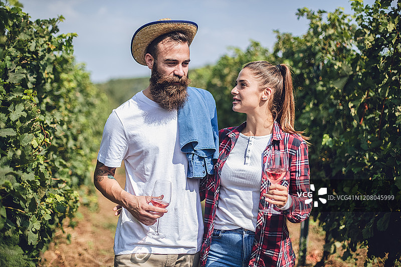 在葡萄园品酒图片素材