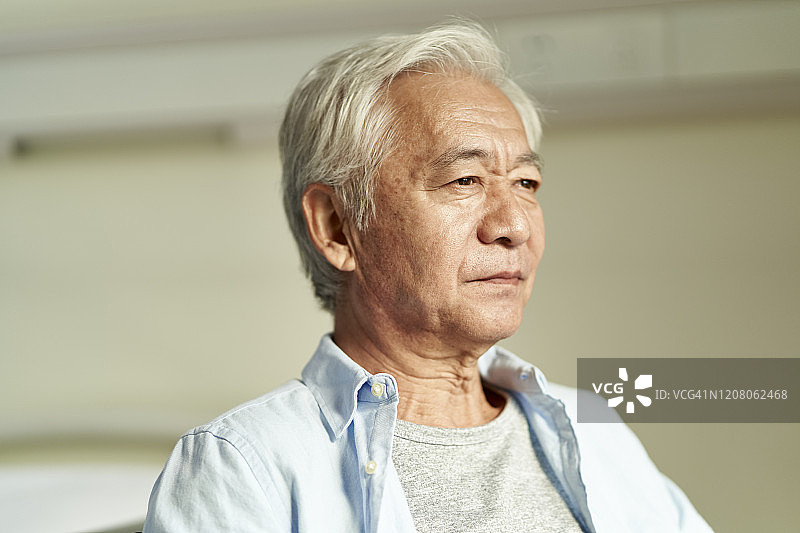 亚洲老人室内肖像图片素材